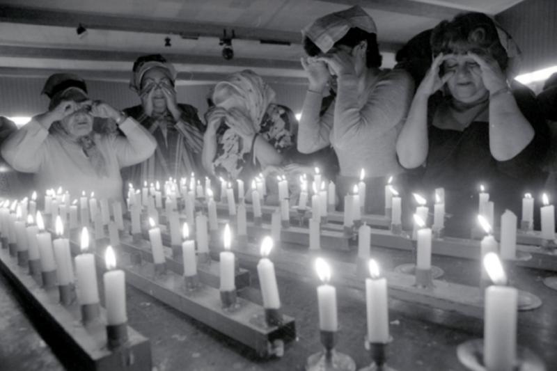 הדלקת נרות שבת בבית הכנסת הארעי. צילם דורון בכר, בית התפוצות