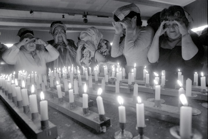 הדלקת נרות שבת בבית הכנסת הארעי. צילם דורון בכר, בית התפוצות